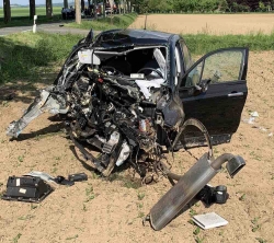 Feuerwehr Borgentreich (Kreis Höxter) bei heftigem Baumunfall mit schwerverletzter Person im Einsatz
