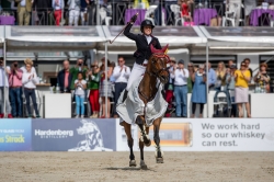 Finjas großer Coup - Goldene Peitsche beim Hardenberg Burgturnier gewonnen - 23-jährige Amazone gewinnt überraschend spektakulären Wettbewerb