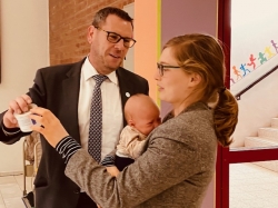 Heute im Kreistag: Gesten, Gratulationen und Geschenke für Karo Ottos Lilith und Landrätin Astrid Klinkert Kittel