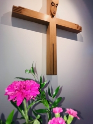 Sofa statt Kirchenbank - Gläubige müssen an Ostern zuhause Gottesdienst feiern