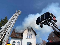Gebäude steht in Northeim in Flammen Feuerwehr im Großeinsatz