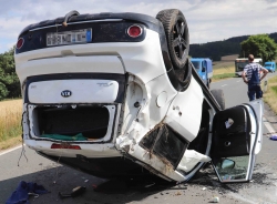 Pkw landet auf dem Dach - Fahrer schwer verletzt