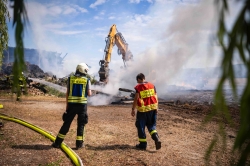 Scheuenbrand von Sudheim: So verlief das Einsatzgeschehen - 130 Kräfte aktiv - THW stellt Feuerwehr 14.500 Liter Löschwasser bereit - Kontrolliertes Abbrennen