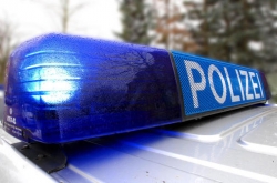 Fahrer eines Silber- Audi schneidet Kurve,provoziert Unfall und flüchtet - Polizei sucht Zeugen
