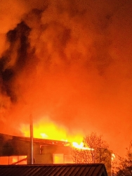 Gierswald: Vollbrand zerstört Tischlerei - 120 Kräfte bis heute früh professionell im Einsatz