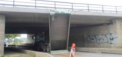 Höckelheim: Lkw bleibt an  Autobahnbrücke hängen - 40.000 Euro Schaden