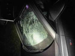 Erneute Wurfattacke von Brücke - Unbekannte bewerfen Audi von Überführung der Europaallee mit unbekanntem Gegenstand, Fahrer unverletzt