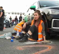 Radikale Klimakleber verschärfen ihre Attacken: Neue Blockaden auf der Autobahn A100