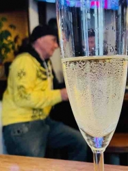 BvB-Fans in Jerrys „Ecke“ in Sektlaune: Borussia siegt sich in die Champions Liga