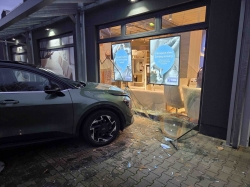 Auto durchbricht Schaufensterscheibe - Frau vergißt