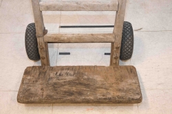 Unklare Lage nach Alarmauslösung in Volksbank - Unbekannte männliche Person flüchtet. Hinweise zu zurückgelassenem Fahrrad und Sackkarre erbeten