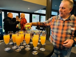 Heute Abend zweimal kleine und große Politik: Sekt bei den Unabhängigen, Reformpolitik bei der SPD - bei beiden reichlich Infos