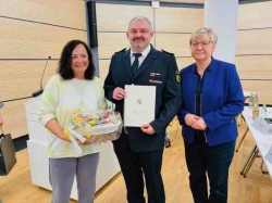 Kreistag aktuell: Bernhard Krzepina offiziell als Kreisbrandmeister zum Ehrenbeamten ernannt