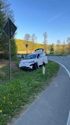 Mazda schleudert in den Graben - Vier Verletzte bei Unfall auf der B252