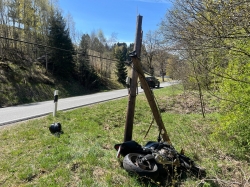 Motorradfahrer kracht gegen Telefonmasten und landet im Bach