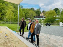 Natur-Solefreibad in Bad Gandersheim seit 11 Uhr geöffnet: Bürgermeister dankt! Fürle zuerst im Wasser! Poser ordert erste Saisonkarte!