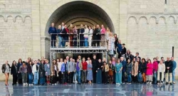 Festspiel-Familie zur Begrüßung  auf großem Gruppenfoto vereint! Erst Empfang, danach  kleines Fest!