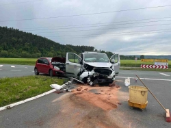 Gegenverkehr übersehen - Fahrer schwer verletzt