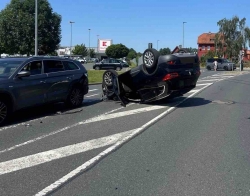 In Einbeck über Verkehrsinsel gerauscht und überschlagen: Heftige Kollision mit  fünf Verletzte - 