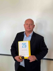 Kommunalpolitiker aus ÜberzeTobias Schnabel wurde für  25-jährige Mitgliedschaft in der FDP geehrt