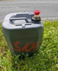 Altöl an Straße in Barbis entsorgt - Polizei Bad Lauterberg ermittelt wegen Umweltstraftat, Täter bislang unbekannt