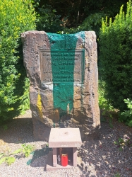 Erneute Sachbeschädigung durch Farbschmierereien am Gedenkstein für ermordete Polizisten im Rottmündetal bei Boffzen.