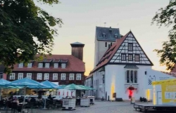 Abendlicher Festspiel-Zauber! „Yeah! Yeah! Yeah!“ begeistert in Bad Gandersheim!
