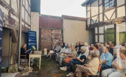 Literarischer Sommerabend im Innenhof der Bücherei begeistert das Publikum