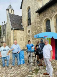 Markttag in Bad Gandersheim: Zwischen  Honig, Obst und Gemüse erster  öffentlicher Auftritt der AfD in Bad Gandersheim - Milans Ein-Mann-Demo gegen die AfD!