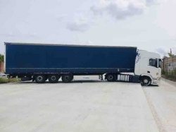 Sattelzug verirrt sich bei der  Anschlussstelle Hildesheim- Drispenstedt in eine  Autobahnbaustelle und bleibt stecken!