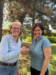 Zwei Frauen - ein wichtiger Handschlag! KiTa Kreiensen - Stadt Einbeck und DRK-Kreisverband Göttingen-Northeim e. V. erzielen Einigung