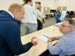 Kommunalwahlen in Südniedersachsen: Wahlbeteiligung in Bad Gandersheim mittags bei fast 40 Prozent  - Bürgermeister Niklas Kielhorn auf Infotour mit Süßpräsent