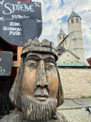 Roswithafest in Bad Gandersheim: Schwarze Bühne auf dem  Domänenhof, Zelte vor dem  Portal der Stiftskirche!