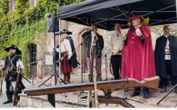 Klostermarkt in Northeim:  Bürgermeister im historischen  Gewand und von Landdknechten eingerahmt eröffnet den Markt!