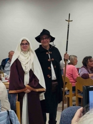 Roswitha-Fest in Bad Gandersheim: Vormittags Regen und Kaunokas Harfenspiel - Deutschlands erstes Roswitha-Namenstreffen mit 50 Damen geglückt