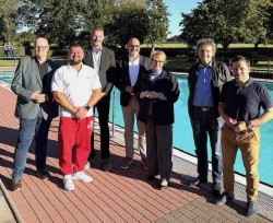 Landratskandidat Simon Hartmann besucht mit Daniela Behrens vorbildliche Freibad in Düderode
