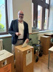 Es geht um den neuen Landrat! Simon Hartmann kam mit Familie zur Wahl - Thorsten Kühn wählte zwischen Echter Jubi-Festaktivitäten