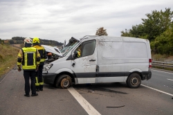 Sprinter überschlägt sich auf A7