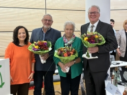Letzte Kreistagssitzung: Scheidende Landrätin Astrid Klinkert-Kittel dankt ihren drei Vertretern mit Blumensträußen
