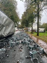 Bierdusche für die Bundesstraße - Lkw verliert 80 Getränkekisten 