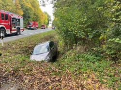 83-Jährige kommt mit Pkw von der Straße ab, rauscht in Graben und verletzt sich