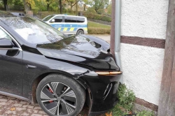 Sportwagen rast durch Wohngebiet und prallt gegen Scheune